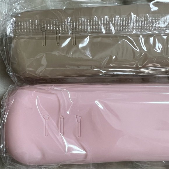 Silicone Makeup Brush Holders - Picture 2 of 5